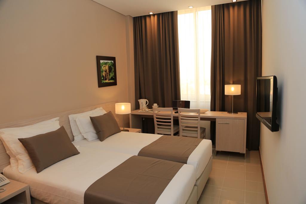 Fly Hotel Луанда Екстериор снимка